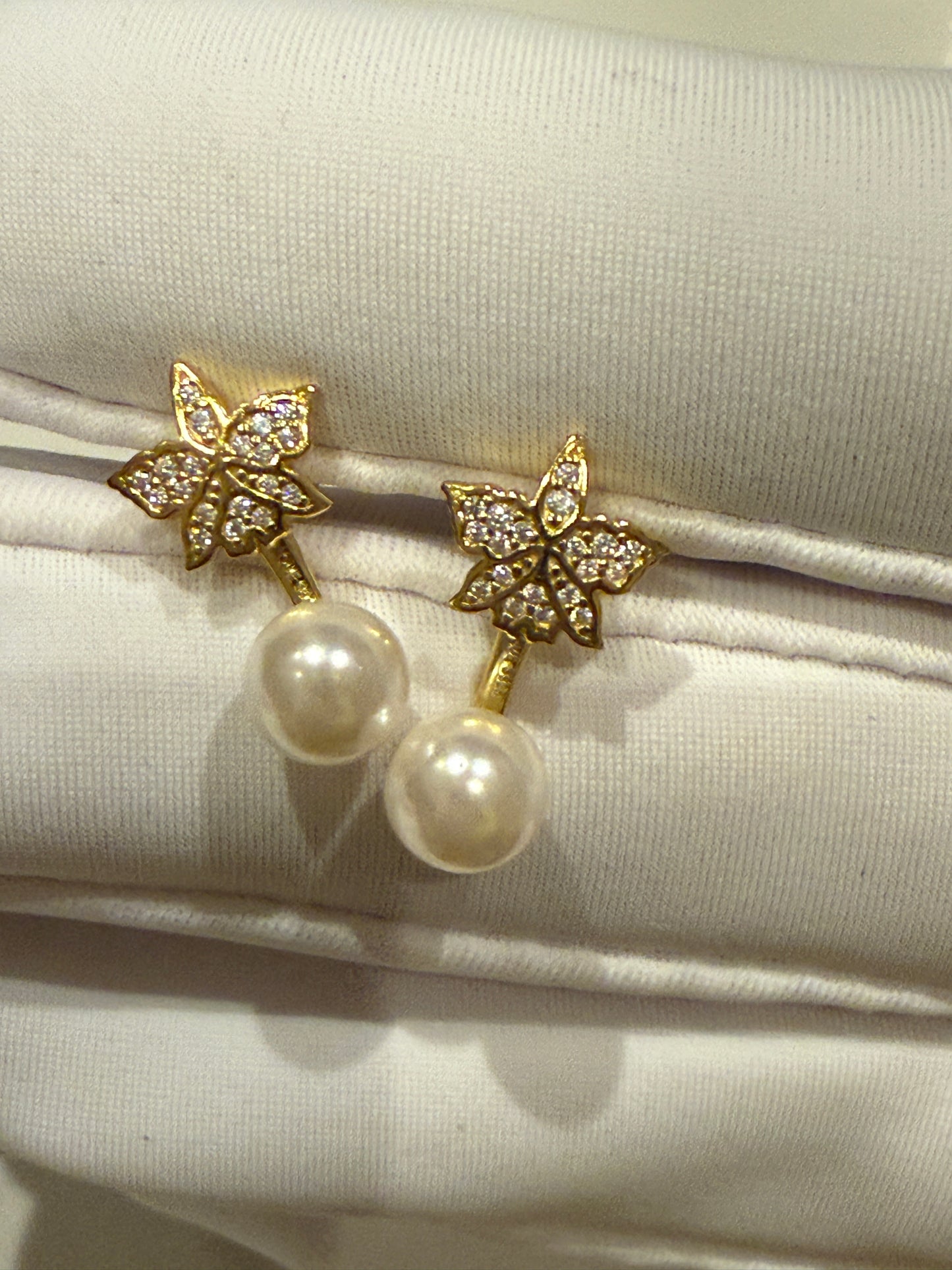 Signature Zircon Cattleya Earring, Classic Pearl Jacket : 18k Gold Plated