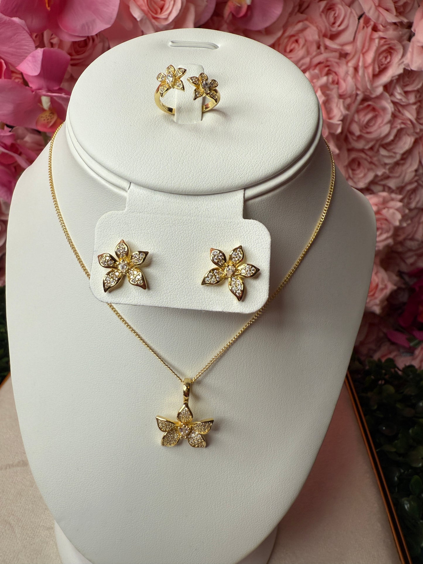 La Brillosa Cattleya Collection: Orchid Pendant Necklace - Orchidique