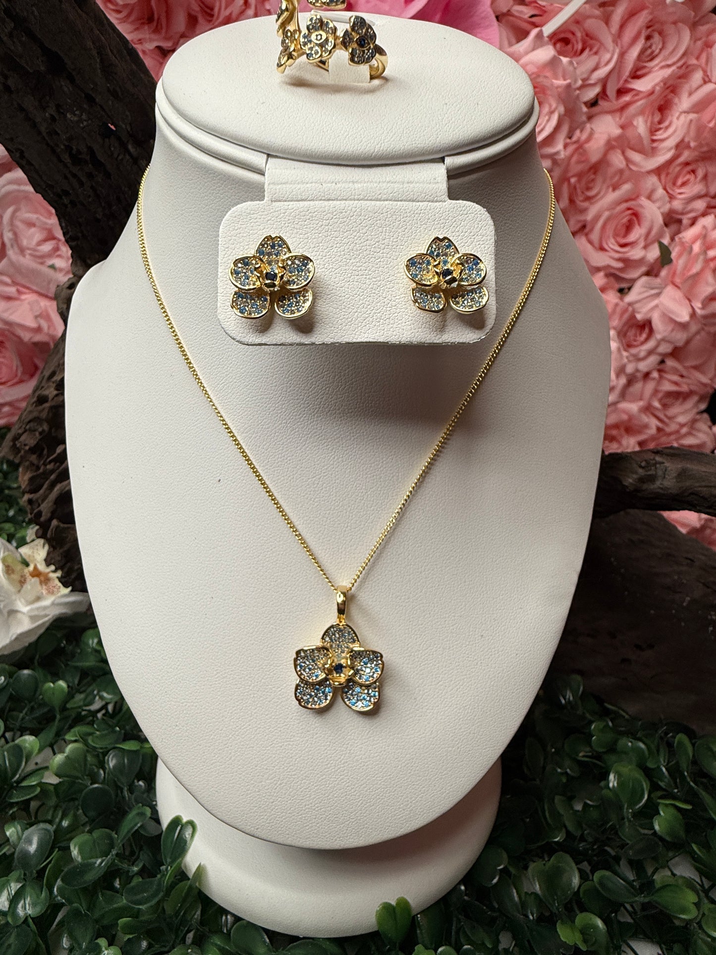 Shimmer me Vanda Collection: Gold- Aqua Zircons
