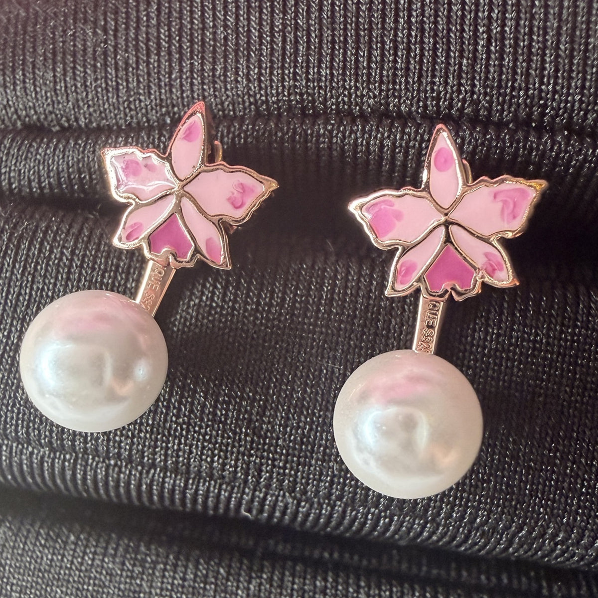cattleya orchid stud earrings, pearl, pink enamel, 18K gold plated sterling silver, detail view – Orchidique