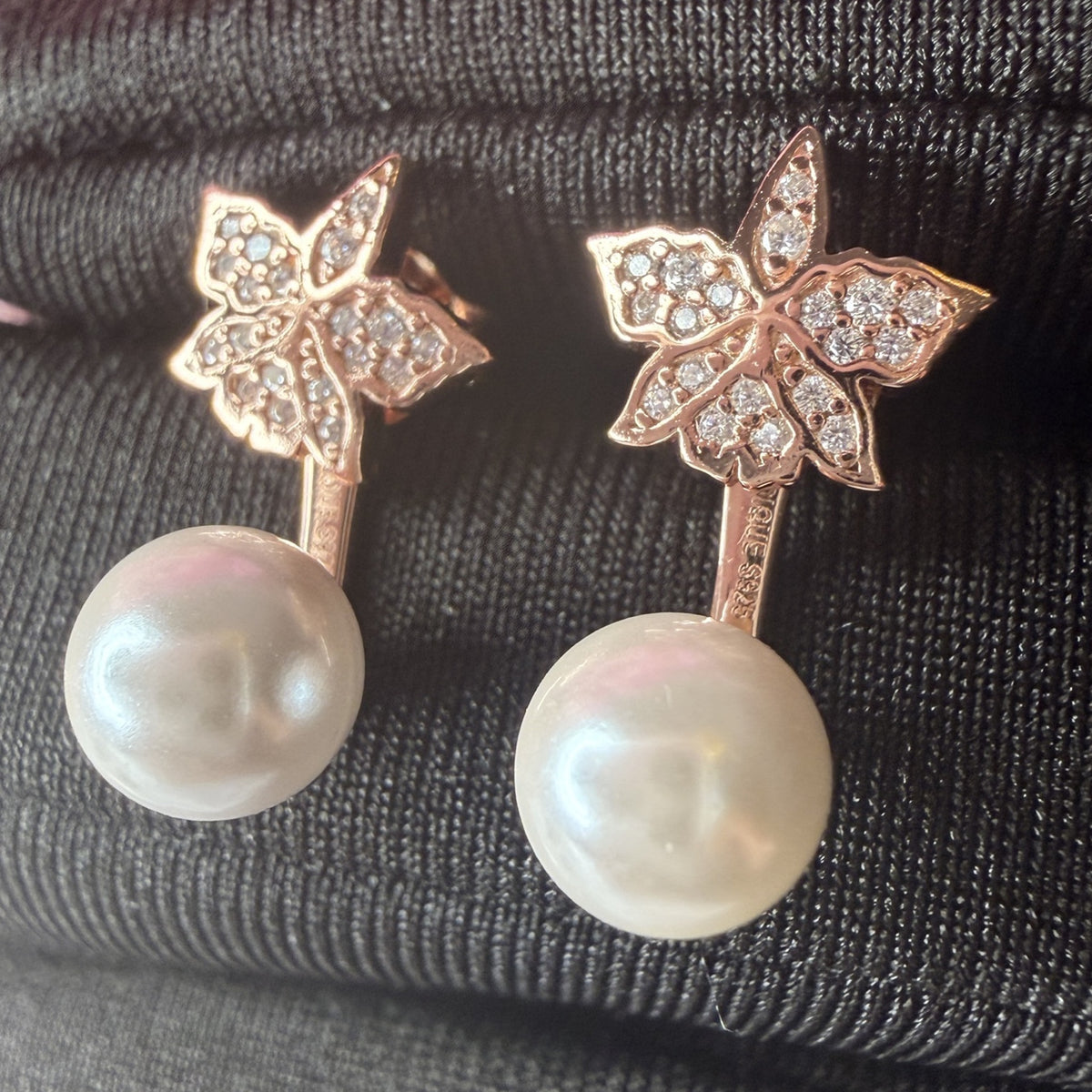 cattleya orchid stud earrings, pearl, 18K gold plated sterling silver, detail view – Orchidique