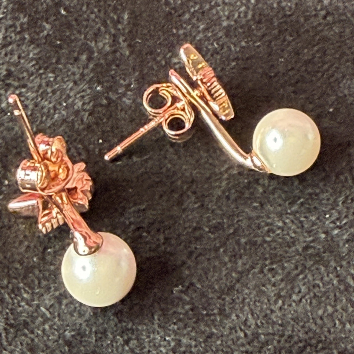 cattleya orchid stud earrings, pearl, 18K gold plated sterling silver, pair on dark grey fabric – Orchidique